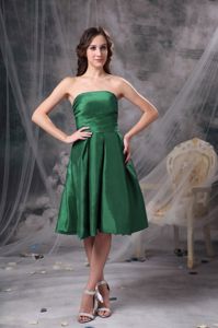 Green Knee-length Strapless Dama Dress For Quinceaneras in Summer