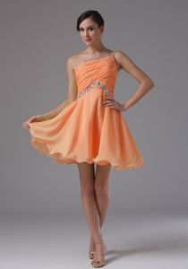 One Shoulder Ruches Beaded Orange Short Dama Dress with Curly Hem