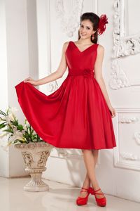Red Straps Forming V-neck Quinceanera Dama Dresses with Flowers