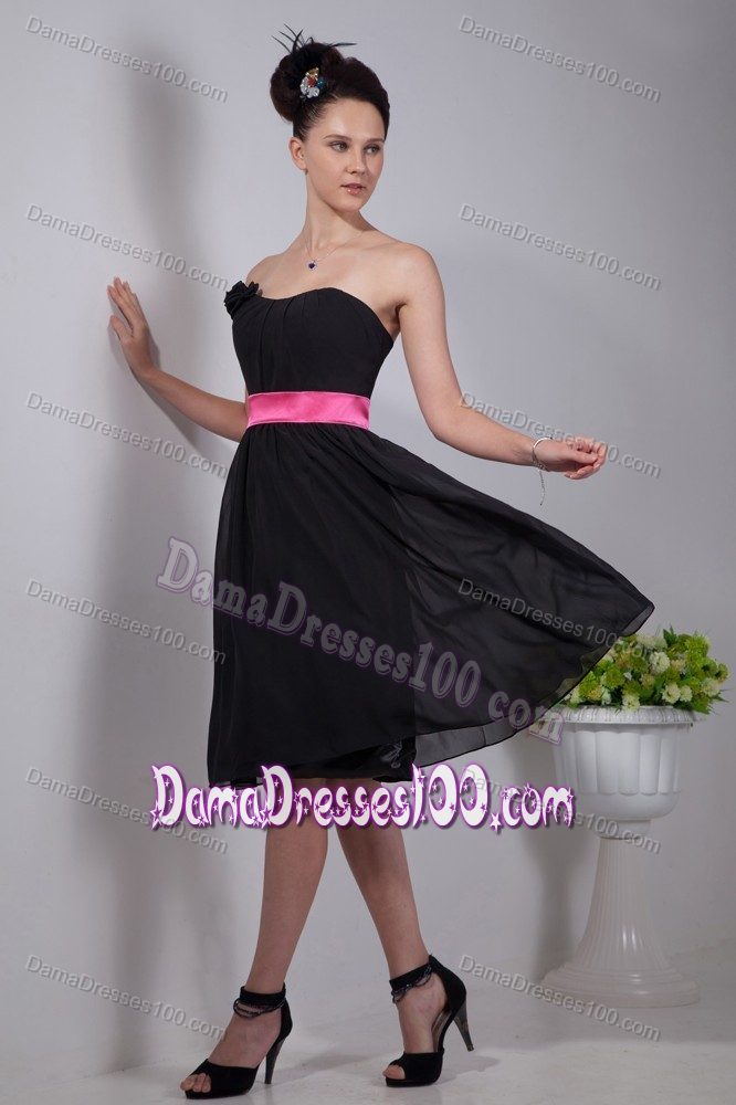 Strapless Knee-length Quince Dama Dresses in Black with Pink Sash