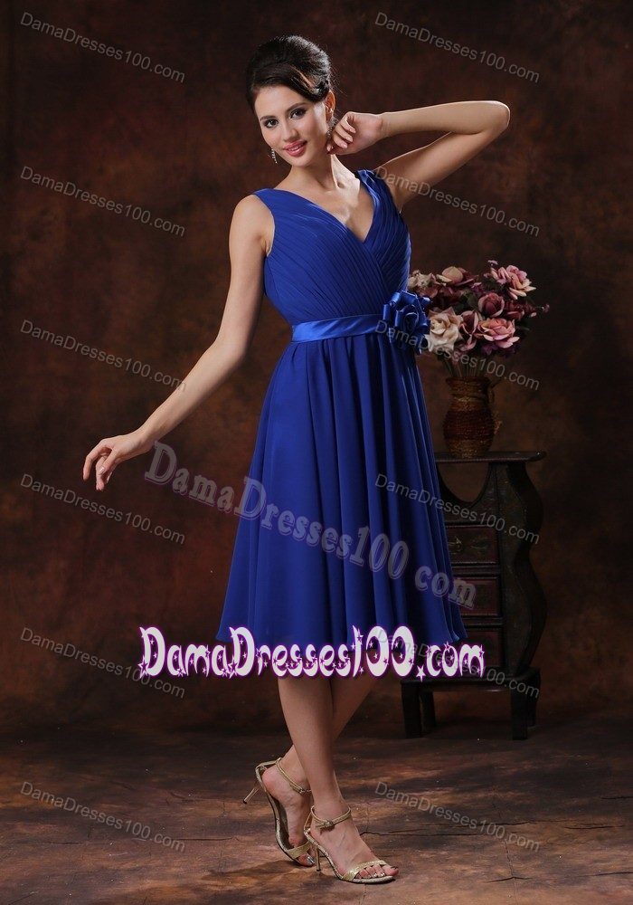 V-neck Knee-length Ruched Royal Blue Damas Dress with Flower