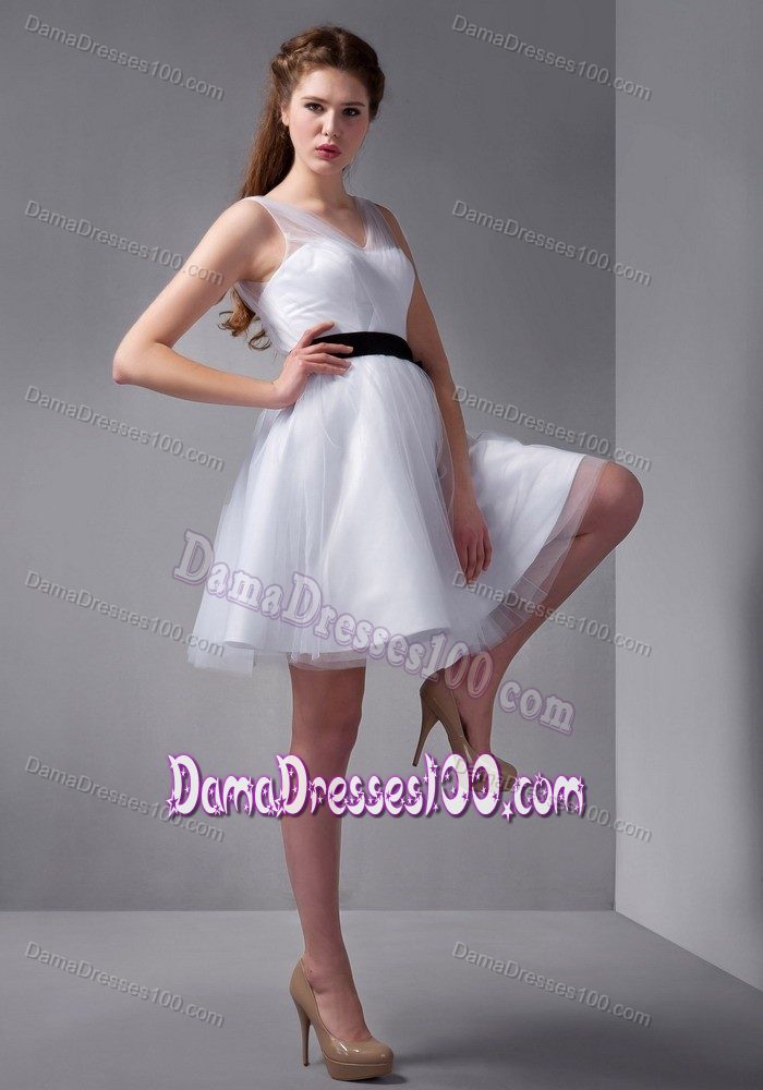 V-neck Short Dama Quinceanera Dresses in White with Black Sash