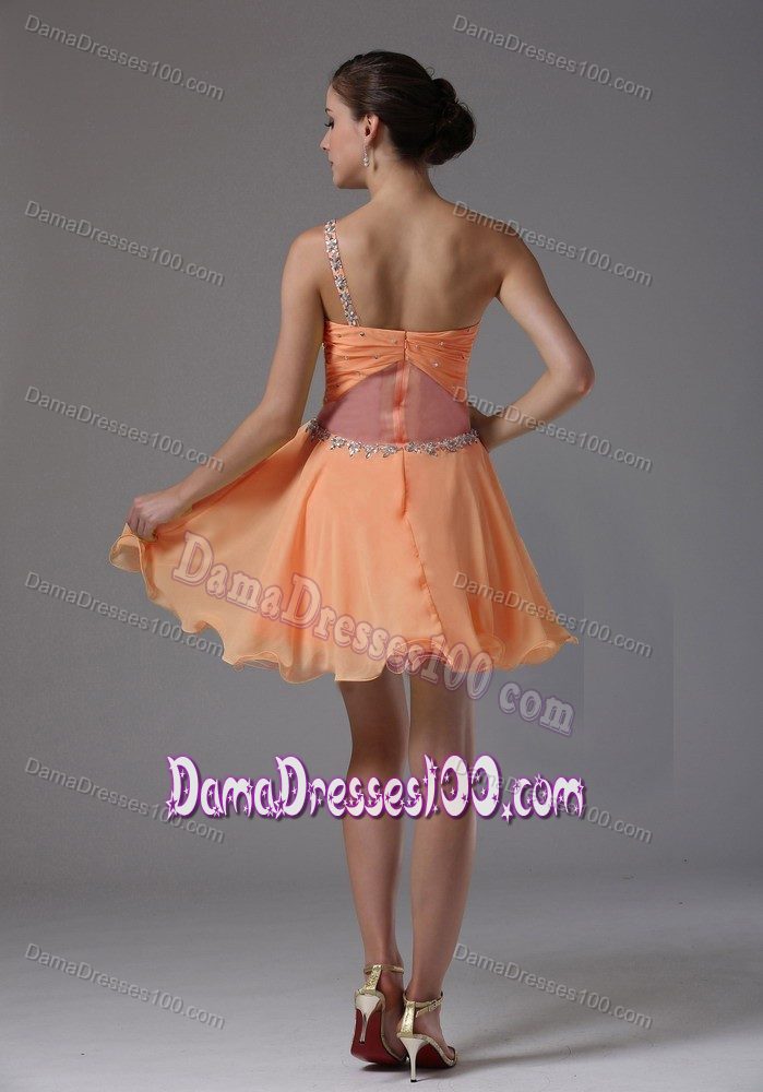 One Shoulder Ruches Beaded Orange Short Dama Dress with Curly Hem