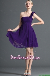 2016 Wholesales One Shoulder Purple Short Dama Dress with Hand Made Flowers