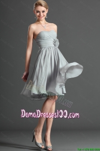 Wholesales Ruching and Hand Made Flower Grey Short Dama Dress