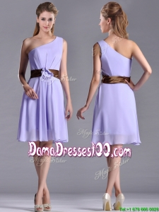 Exclusive One Shoulder Lavender Short Dama Dress with Brown Belt