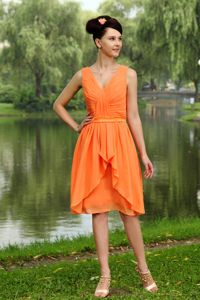 Orange V-neck Knee-length Chiffon Party Dama Dresses with Ruche