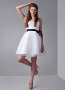 V-neck Short Dama Quinceanera Dresses in White with Black Sash