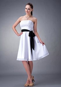 White Strapless A-line Knee-length Ruche Dama Dress with Sash